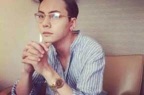 戴眼镜吃瓜娱乐圈博主